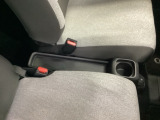 運転席からも助手席からも自由に使えるドリンクホルダー付。