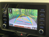 【バックカメラ】駐車時に後方がリアルタイム映像で確認できます。大型商業施設や立体駐車場での駐車時や、夜間のバック時に大活躍!運転スキルに関わらず、今や必須となった装備のひとつです!