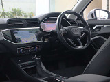 内装はシンプルに使い勝手を考え作られています。お車を運転する感覚をダイレクトに体感して頂けます。室内も広くロングドライブにも快適にお過ごしいただけます。