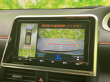 画面には車両周辺の映像とガイド線が表示され、駐車時の周囲確認をサポートします。車両を直接確認する案内もあり、切り返しや駐車位置の調整に役立つ装備です。