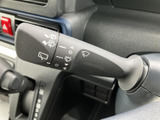 レバーには各操作位置を示す表示があり、運転席から確認しやすい設計です。雨天時など視界の変化に応じて扱う装備が手元にまとまり、日常の運転に便利です。