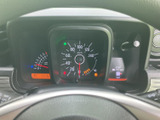 速度やエンジン回転数などの表示が中央にまとまり、運転中も必要な情報を確認しやすいレイアウトです。左右の表示も視線を大きく動かさず把握しやすく、毎日の運転を支えます。
