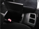 【センターコンソール】ドリンクホルダーと物置テーブルを備え、下部に大容量の収納BOXを完備!