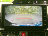 後方の映像にガイドラインが表示され、駐車時の位置合わせや周囲の確認をサポートします。画面を見ながら後退できるため、車庫入れや狭い場所での取り回しにも役立つ便利な装備です。