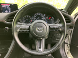 手元にスイッチ類がまとまり、運転姿勢を保ったまま確認しやすい配置です。メーター周りも見渡しやすく、毎日の運転を支えるコックピットとなっています。