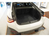 重い荷物の積み下ろしもスムーズに行えるよう、低く設計されたフロアと広い開口部が特徴です。