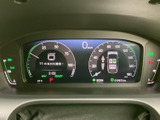 速度やシフト位置など、運転に必要な情報をメーター内でまとめて確認できます。表示が見やすく整理されており、走行中も視線の移動を抑えて必要な情報を把握しやすい、日々の運転に頼れる装備です。