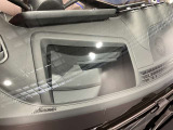 ヘッドアップディスプレイは、視線を移動することなくルートガイド中の方向や距離、車速など走行に必要な情報をフロントウインドウに重ねて表示する事ができます