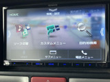 画面には目的地検索やソース切替などのメニューが表示され、機能を画面上で確認できます。ナビやオーディオの項目がまとまり、日常の移動中にも内容を把握しやすい操作画面です。