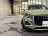 ●一目でAudiとわかる特徴的なシングルフレームグリル・LEDランプ。精悍なフロントマスクからAudiのスマートで上品なブランドを連想させてくれます。女性にも大変ご好評頂いております。