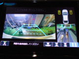 バックカメラの画像です。ガイドラインがスムースな車庫入れをサポートいたします。車庫入れの安心感がアップしますね。