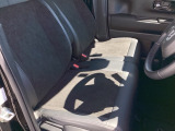 フロントシートです!!ベンチシートなので座席の移動もスムーズに出来ます!!足元も広く運転も楽ですよ!!