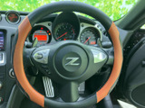 握りやすい形状で、運転席に座ったまま手元のスイッチ類にもアクセスできます。前方を見ながら操作しやすく、日々の運転を支える実用的なコックピットまわりです。