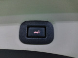 電動リヤゲートは、重い荷物を持ったままでもワンタッチでスマートに開閉。洗練された高級感と快適さを両立できる魅力的な装備です