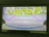 画面には車両後方の映像とガイド線が表示され、駐車時に後方の状況を確認する際に役立ちます。周囲を目視で確認しながら、車庫入れや駐車位置の調整をサポートする装備です。