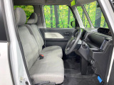 運転席まわりには十分なスペースがあり、大柄な方でもゆったり運転していただける環境です。