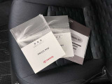 メンテナンスノート、取扱説明書ですね。 車の情報が凝縮されています。 車の整備記録が記載されている大事な物ですよ。