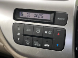 【オートエアコン】一度お好みの温度に設定すれば、車内の温度を検知し風量や温度を自動で調整。暑い&hellip;寒い&hellip;と何度もスイッチ操作をする必要はありません。快適な車内空間には必須の機能ですね♪