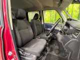 運転席まわりには十分なスペースがあり、大柄な方でもゆったり運転していただける環境です。