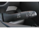 トンネルなどでのつけ忘れを防止し、安全性を高めるオートライト装備。