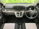 前席側から見渡せる運転席まわりは、計器類や画面が中央にまとまり、視線を移しやすい配置です。シートの明るい色合いも取り入れられ、車内全体にすっきりした印象があります。