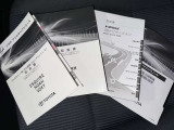 メンテナンスノート、取扱説明書です。 その車の整備記録が事細やかに記録されています。 車が生まれてから今までどのような道を歩んできたのか判るとても重要な物ですよ。