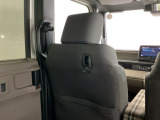 ちょっとした荷物が掛けられて便利なコンビニフック付です。