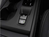 軽いタッチの電気式サイドブレーキとオートブレーキが装備されます。