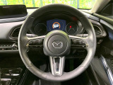 インテリアに合わせたデザインのステアリングは、運転される方のことも考え、運転しやすい形状、大きさです。是非一度、実際に触ってお確かめください。