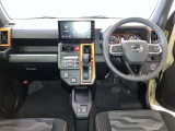 運転席周りのレイアウトをご覧ください。ナビゲーションが綺麗に装着されすっきり収まってますね!