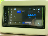 ラジオの選局や音量などが画面に表示され、項目を確認しながら操作できます。テレビや映像を視聴する際は停車中にお楽しみいただける装備として、日常でも活用できます。