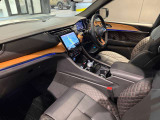 助手席もレザーシートです。大きめのシートでゆったりご乗車頂けます。