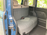 ゆとりを感じるベンチタイプのシートに、落ち着いたグレーの生地を採用しています。窓から光が入り、同乗者も周囲を見渡しやすい後席空間で、家族での移動にも使いやすい印象です。