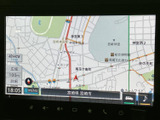 現在地周辺の道路や施設が画面いっぱいに表示され、地図を確認しながら目的地への移動をサポートします。縮尺表示もあり、周辺の道順を把握したい場面で便利に活用できます。