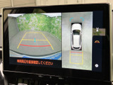 周囲の映像に加えて車両位置も表示され、駐車時の後方確認をサポートします。画面内の目安線も参考にできるため、車庫入れや駐車場での操作に便利です。