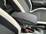 肘置き付きで運転も楽になります