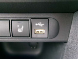 USB入力端子で電子機器などの充電や接続もスムーズに行えます。