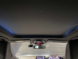 普段使いから、旅行のロングドライブまで非日常感を楽しめるサンルーフ付き車両です。