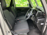 前席はゆとりを感じる座面と背もたれで、運転席・助手席ともに落ち着いて過ごせる空間です。大きな窓から周囲を見渡しやすく、乗り降りもしやすい開口部が日々の利用を支えます。