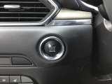 【 プッシュボタンスタートシステム 】 「アドバンストキーを携帯し、ブレーキペダルを踏みながらインパネ上のボタンを押すだけで、エンジンの始動/停止ができます。」