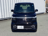 LEDヘッドライトは、本当に明るくて安全です。暗い夜道からお客様を守ってくれます。運転しやすいですし、自慢にもなるかも?黄色いハロゲンライトと見比べてください。