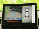 後方映像に加えて車両周辺を確認する画面も表示され、駐車時の周囲確認をサポートします。画面のガイドを目安にしながら、実際の周囲も直接確かめて安全な駐車にお役立てください。