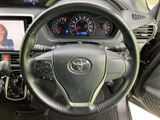 手元には各種スイッチが備わり、運転姿勢を大きく変えずに機能へアクセスできます。メーターとの距離も近く、視線を前方に保ちながら必要な情報や操作を確認しやすい構成です。