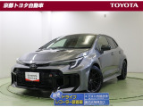 ワイドな低重心で逞しくスポーティで洗練された【GRカローラ】4WD・ターボ。走りに特化したGRの顔ともいえるラジエーター形状に合わせたスクエアな大開口のアンダーグリルのワイルドさに目を惹かれますね。