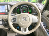 インテリアに合わせたデザインのステアリングは、運転される方のことも考え、運転しやすい形状、大きさです。是非一度、実際に触ってお確かめください。