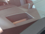 速度などの運転情報を前方視界内で確認できるヘッドアップディスプレイを装備。メーターへの視線移動を抑え、運転に集中しやすい環境をサポートします。