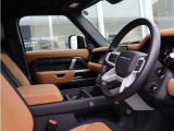 ヴィンテージタン/エボニーの組み合わせが印象的な運転席。個性を感じさせるカラーリングと上質なレザーが、乗り込むたびに特別感をもたらしてくれます。