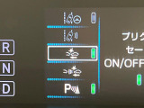 【プリクラッシュセーフティ】前方の車両等を検知し、衝突しそうな時は警報で注意を促し、ブレーキを踏む力をサポート。ブレーキを踏めなかった場合は衝突被害軽減ブレーキが作動、衝突回避をサポートします。