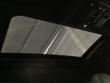 サンルーフの開放感により車内はいつも明るく、自然と会話が弾んでドライブも一段と楽しくなります。
