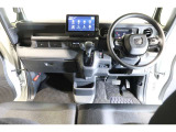 ドライバーを包み込むように、ディスプレーやスイッチ、コンソールを配置。座った瞬間から運転への期待が!空間そのものの心地よさにこだわっています。